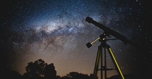 telescope against the starry sky