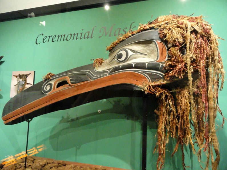 Hamatsa_raven_mask,_Kwakiutl,_collected_at_Memkwumlis,_Village_Island,_perhaps_in_1917_-_Native_American_collection_-_Peabody_Museum,_Harvard_Universi